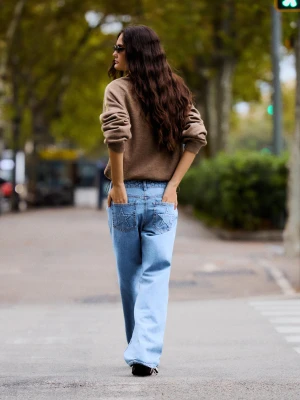 Bershka Jeansy O Kroju Straight, Niski Stan, Gwiazdy Kobieta Wyblakły Niebieski