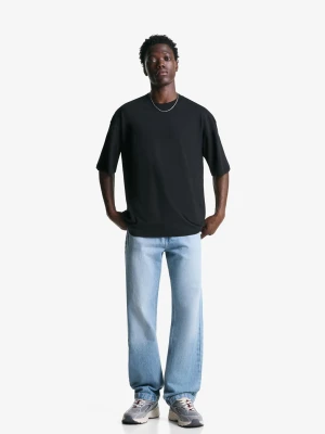 Bershka Jeansy O Kroju Straight Relaxed Mężczyzna Wyblakły Niebieski