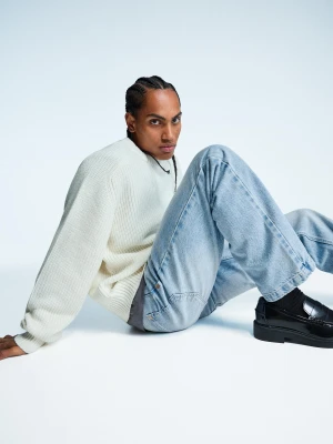 Bershka Jeansy O Kroju Straight Relaxed Mężczyzna Wyblakły Niebieski