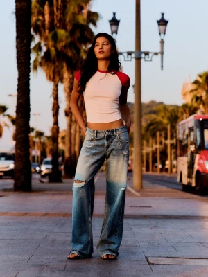 Bershka Jeansy O Kroju Straight, Średni Stan, Z Ćwiekami Kobieta Wyblakły Niebieski