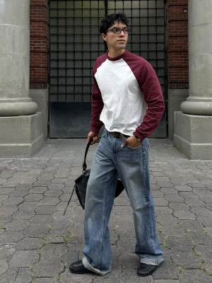 Bershka Jeansy O Kroju Straight Wide Mężczyzna Wyblakły Niebieski
