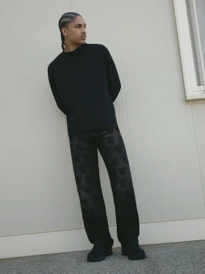 Bershka Jeansy O Kroju Straight Z Laserowym Nadrukiem Mężczyzna Czarny