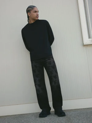 Bershka Jeansy O Kroju Straight Z Laserowym Nadrukiem Mężczyzna Czarny