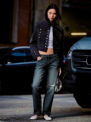 Bershka Jeansy O Kroju Straight Z Niskim Stanem I Przetarciami Kobieta Niebieski