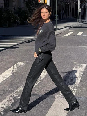 Bershka Jeansy O Kroju Straight Z Powłoką Kobieta Czarny