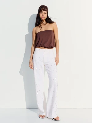 Bershka Jeansy O Kroju Straight Z Wysokim Stanem I Błyszczącymi Detalami Kobieta Kremowy