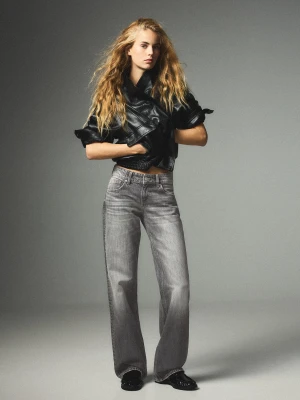 Bershka Jeansy O Kroju Straight Ze Średnim Stanem Kobieta Czarny