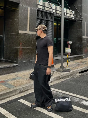 Bershka Jeansy O Kroju Super Baggy Mężczyzna Ciemnoszary