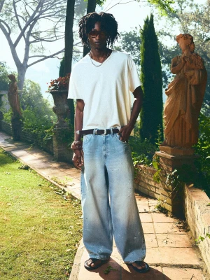 Bershka Jeansy O Kroju Super Baggy Mężczyzna Wyblakły Niebieski