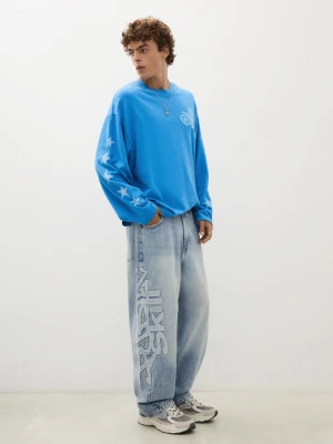 Bershka Jeansy O Kroju Super Baggy Z Naszywkami Z Boku Mężczyzna Wyblakły Niebieski