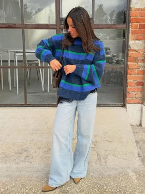 Bershka Jeansy O Kroju Wide Leg Kobieta Jasnoniebieski