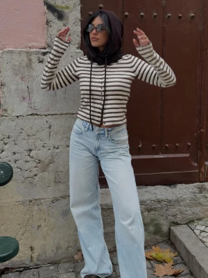 Bershka Jeansy Wide Leg Ze Średnim Stanem Kobieta Jasnoniebieski