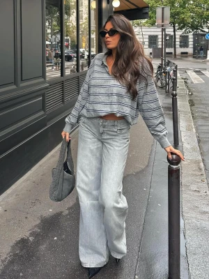 Bershka Jeansy O Kroju Wide Leg Kobieta Szary