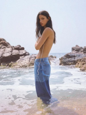 Bershka Jeansy Wide Leg Z Krzyżowanym Pasem Kobieta Wyblakły Niebieski