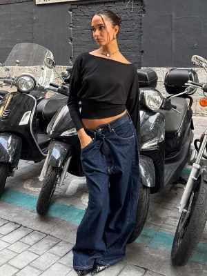 Bershka Jeansy O Kroju Wide Leg Z Krzyżowanym Pasem Kobieta Granatowy