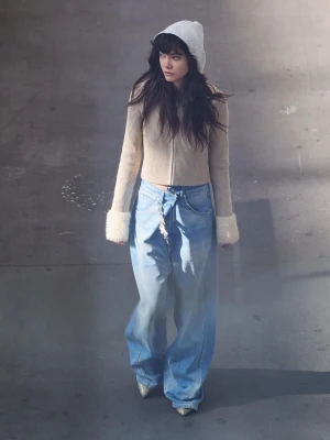 Bershka Jeansy O Kroju Wide Leg Z Krzyżowanym Pasem Kobieta Wyblakły Niebieski