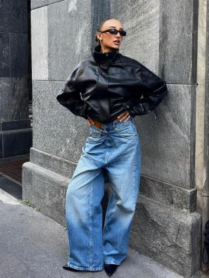 Bershka Jeansy O Kroju Wide Leg Z Krzyżowanym Pasem Kobieta Wyblakły Niebieski