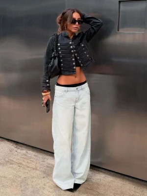 Bershka Jeansy O Kroju Wide Leg Z Niskim Stanem Kobieta Jasnoniebieski