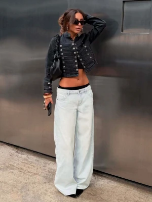 Bershka Jeansy Wide Leg Z Niskim Stanem Kobieta Jasnoniebieski