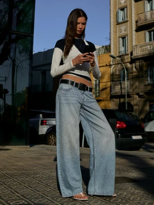 Bershka Jeansy O Kroju Wide Leg Z Niskim Stanem Kobieta Wyblakły Niebieski