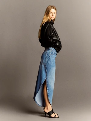 Bershka Jeansy O Kroju Wide Leg Z Rozcięciem Z Boku Kobieta Wyblakły Niebieski