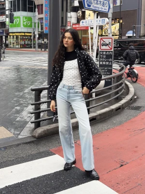 Bershka Jeansy O Kroju Wide Straight Z Wysokim Stanem Kobieta Jasnoniebieski