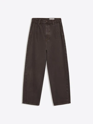 Bershka Jeansy O Kroju Wide Z Zaszewkami Mężczyzna Brązowy