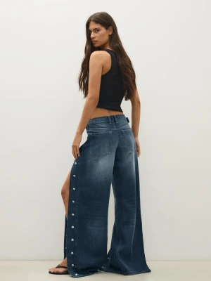 Bershka Jeansy O Prostym Kroju Z Niskim Stanem I Guzikami Z Boku Kobieta Ciemnoniebieski