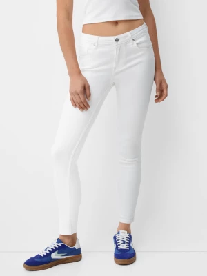 Bershka Jeansy Rurki Push Up Kobieta Biały