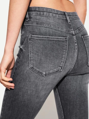 Bershka Jeansy Skinny Z Bardzo Wysokim Stanem Kobieta Ciemnoszary