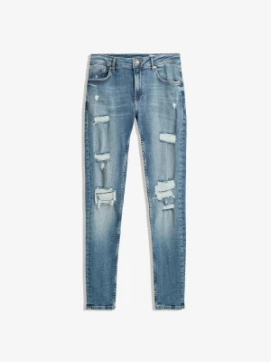 Bershka Jeansy Superskinny Z Dziurami Mężczyzna Wyblakły Niebieski