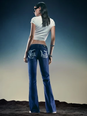 Bershka Jeansy Von Dutch O Kroju Bootcut Haftowane Kobieta Wyblakły Niebieski