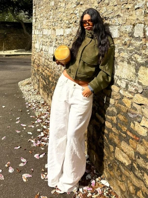 Bershka Jeansy Wide Leg Balloon Z Niskim Stanem Kobieta Kremowy