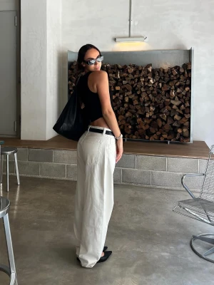 Bershka Jeansy Wide Leg Barrel Kobieta Kremowy