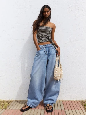 Bershka Jeansy Wide Leg Barrel Z Niskim Stanem I Guzikami Z Przodu Kobieta Wyblakły Niebieski