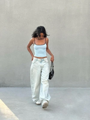 Bershka Jeansy Wide Leg O Kroju Barrel Z Wysokim Stanem Kobieta Wyblakły Niebieski