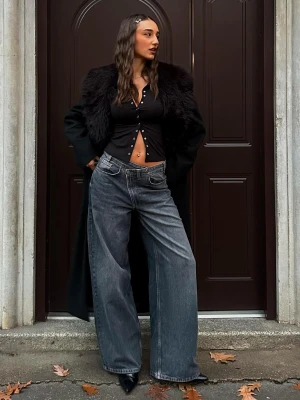 Bershka Jeansy Wide Leg Z Krzyżowanym Pasem Kobieta Niebieski