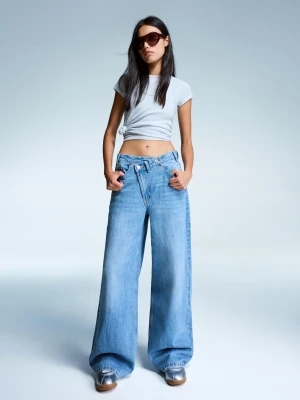 Bershka Jeansy Wide Leg Z Krzyżowanym Pasem Kobieta Wyblakły Niebieski