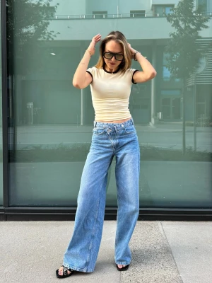 Bershka Jeansy Wide Leg Z Krzyżowanym Pasem Kobieta Wyblakły Niebieski