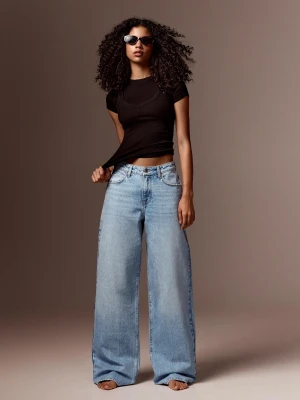Bershka Jeansy Wide Leg Z Wysokim Stanem I Efektem Vintage Kobieta Wyblakły Niebieski
