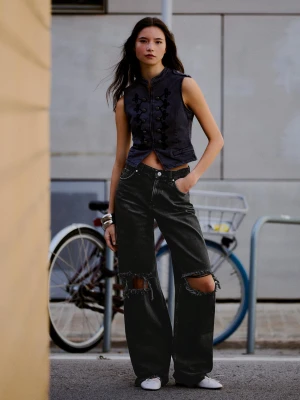 Bershka Jeansy Wide Leg Z Wysokim Stanem I Przetarciami Kobieta Czarny
