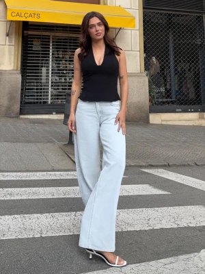 Bershka Jeansy Wide Leg Z Wysokim Stanem I Zakładanym Pasem Kobieta Jasnoniebieski