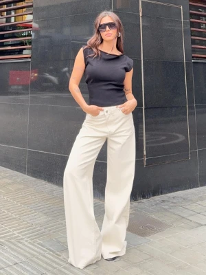 Bershka Jeansy Wide Leg Z Wysokim Stanem I Zakładanym Pasem Kobieta Kremowy