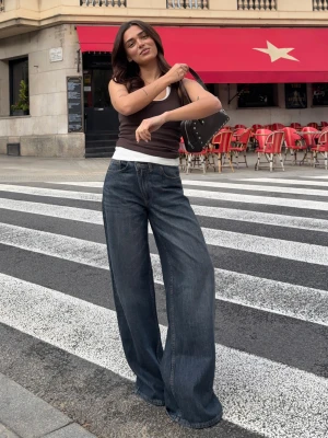 Bershka Jeansy Wide Leg Z Wysokim Stanem I Zakładanym Pasem Kobieta Niebieski