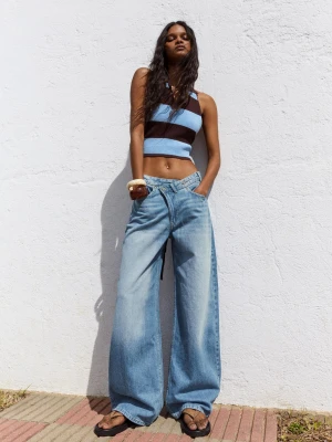 Bershka Jeansy Wide Leg Z Wysokim Stanem I Zakładanym Pasem Kobieta Wyblakły Niebieski