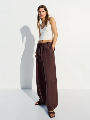 Bershka Jeansy Wide O Kroju Balloon Z Niskim Stanem Kobieta Brązowy