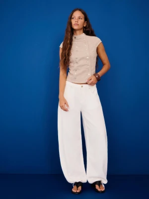 Bershka Jeansy Wide O Kroju Balloon Z Niskim Stanem Kobieta Kremowy