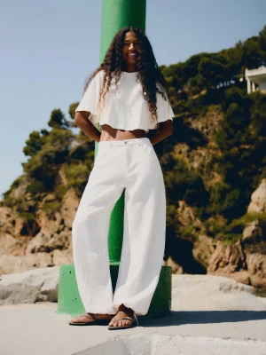 Bershka Jeansy Wide O Kroju Balloon Z Niskim Stanem Kobieta Kremowy