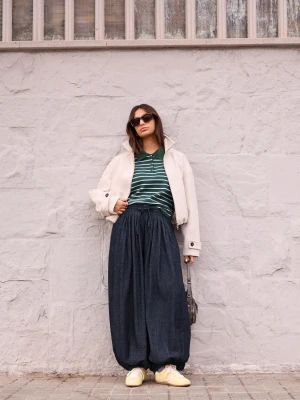 Bershka Jeansy Z Balonowym Krojem I Niskim Stanem Kobieta Granatowy