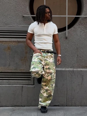 Bershka Jeansy Z Efektem Twisted I Nadrukiem Mężczyzna Zielony